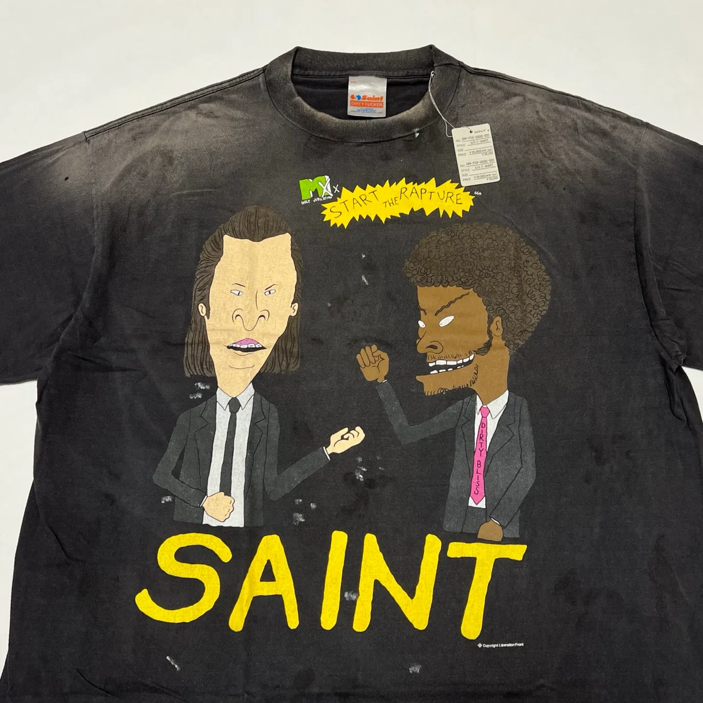 SAINT Mxxxxxx RAPTURE SS TEE/BLK Beavis and Butt-Head anime character TEE. Washed black S-XL. The print is from the characters of the American classic animation "Beavis and Butt-Head". It also pays tribute to the two classic killer characters in "Pulp Fiction". It is very witty and humorous. The whole garment is washed again.